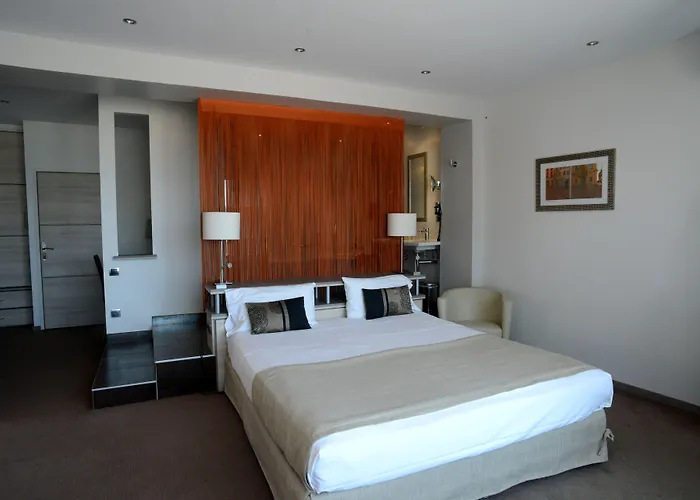Отель Western La Corniche 4*