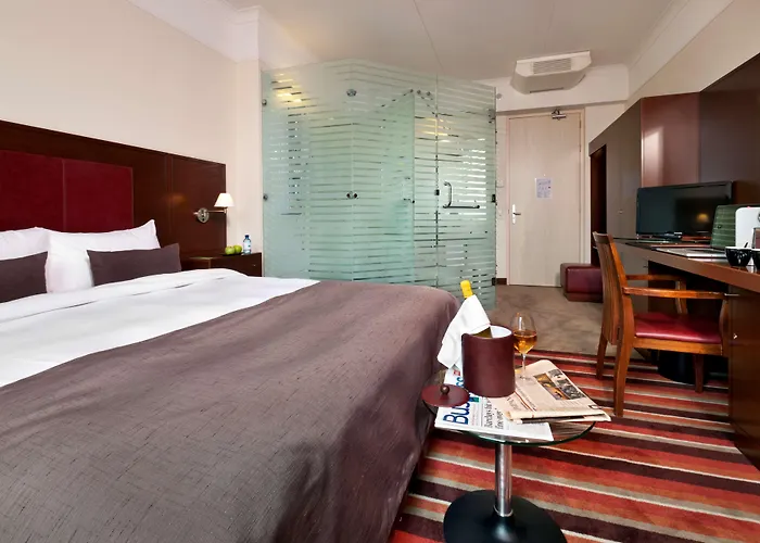 מלון Western La Corniche 4*